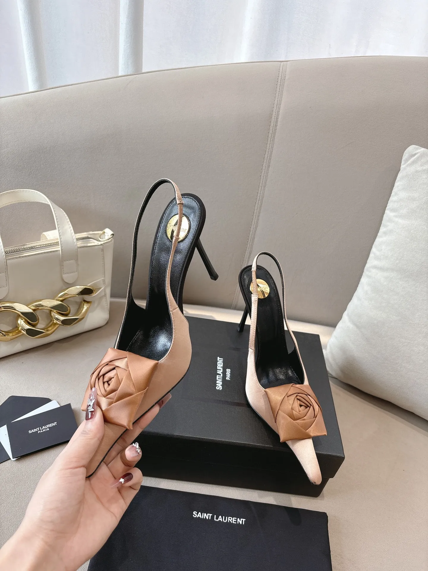👟👟Ex-factory price 680👟👟 Saint Laurent ysl 25ss/autumn and winter ready-to-wear flower series catwalk style high heels. The toe and contrasting color design make the final effect quite impressive. The different colors are also very beautiful. Straight heels, curved heels, with flowers, and without flowers can be selected. Only YSL understands women’s hearts best and does not accept refutation. It is a super invincible feminine artifact, a must-have for women (z-brand full-body customization, own molded hardware accessories, perfect consistency) ✔ Upper: imported cow patent leather ✔ Inner lining: imported 🐑 goat leather ✔ Sole: imported genuine leather outsole ✔ Heel height: 10.5cm ✔ Size: 36-39 (40, 41, 42 can be customized and non-returnable) Flower style (full set of packaging)